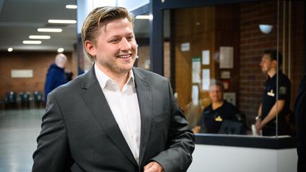 Gut gelaunt kam El Hotzo zum Prozess vor dem Amtsgericht Tiergarten. Noch besser dürfte seine Laune beim Verlassen des Gerichts gewesen sein.