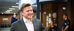 Gut gelaunt kam El Hotzo zum Prozess vor dem Amtsgericht Tiergarten. Noch besser dürfte seine Laune beim Verlassen des Gerichts gewesen sein.