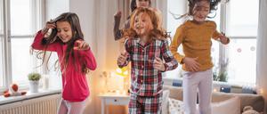 Die eigenen Kinder daheim und deren Freundinnen noch dazu? Aber bitte doch!