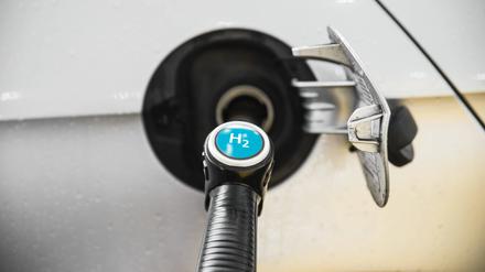 Ein Auto tankt Wasserstoff.