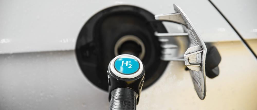 Ein Auto tankt Wasserstoff.