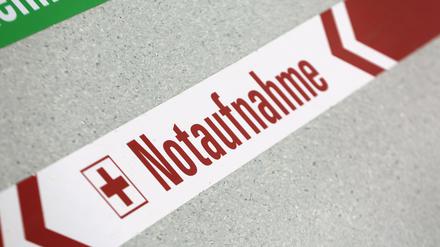 Ein Wegweiser leitet zur Notaufnahme.