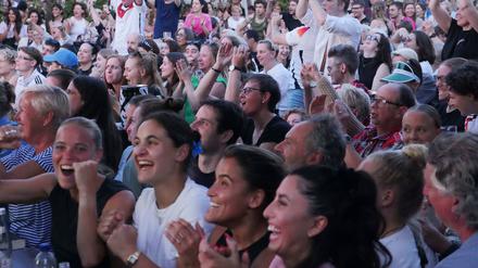 Public Viewing im BRLO Biergarten