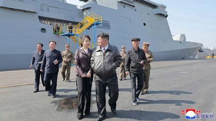 Nordkoreas Staatschef Kim Jong Un besichtigt am 29. April zusammen mit seiner Tochter Kim Ju Ae einen Zerstörer der Choe-Hyon-Klasse an einem ungenannten Ort in Nordkorea.
