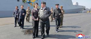 Nordkoreas Staatschef Kim Jong Un besichtigt am 29. April zusammen mit seiner Tochter Kim Ju Ae einen Zerstörer der Choe-Hyon-Klasse an einem ungenannten Ort in Nordkorea.