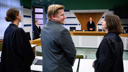 Vor dem Amtsgericht: El Hotzo und seine Anwältinnen