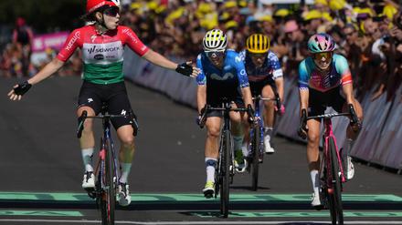 Radsportlerinnen um die Deutsche Liane Lippert (2.v.l) bei der Tour de France.