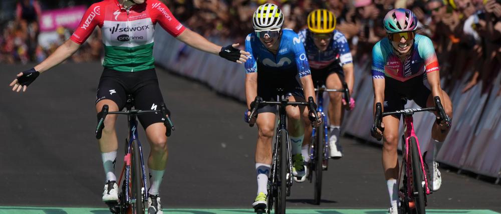 Radsportlerinnen um die Deutsche Liane Lippert (2.v.l) bei der Tour de France.