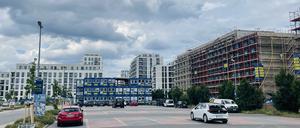 Havelufer-Quartier. Blick vom Supermarkt-Parkplatz auf die riesigen Neubaublöcke, die derzeit wachsen.