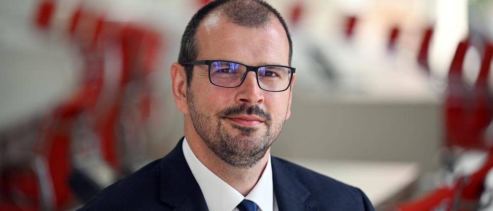 Brandenburgs Bildungsminister Steffen Freiberg (SPD) sieht die Schulen gut mit Unterricht versorgt - trotz Kürzungen bei Lehrerstellen. (Archivbild)