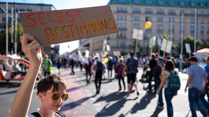 Frauenrechtsgruppen protestieren in Berlin gegen eine zeitgleich stattfindende Demonstration von Abtreibungsgegnern unter dem Motto Marsch für das Leben.