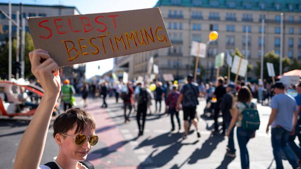 Frauenrechtsgruppen protestieren in Berlin gegen eine zeitgleich stattfindende Demonstration von Abtreibungsgegnern unter dem Motto Marsch für das Leben.