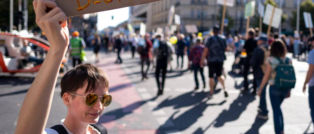 Frauenrechtsgruppen protestieren in Berlin gegen eine zeitgleich stattfindende Demonstration von Abtreibungsgegnern unter dem Motto Marsch für das Leben.