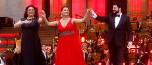Erster Auftritt im fließenden, roten Kleid: Anna Netrebko (Mitte) zusammen mit Anita Rachvelishvili und Yusif Eyvazov.