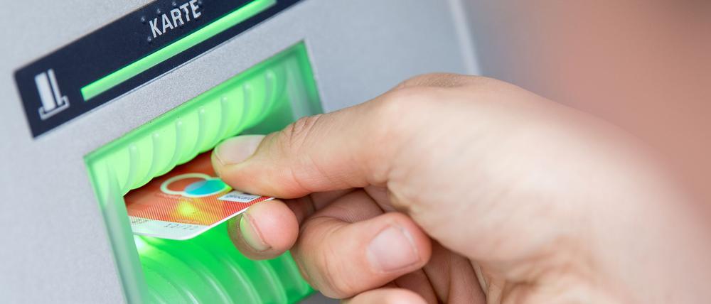 Die Zahl der Geldautomaten in Deutschland sinkt spürbar. (Archivbild)