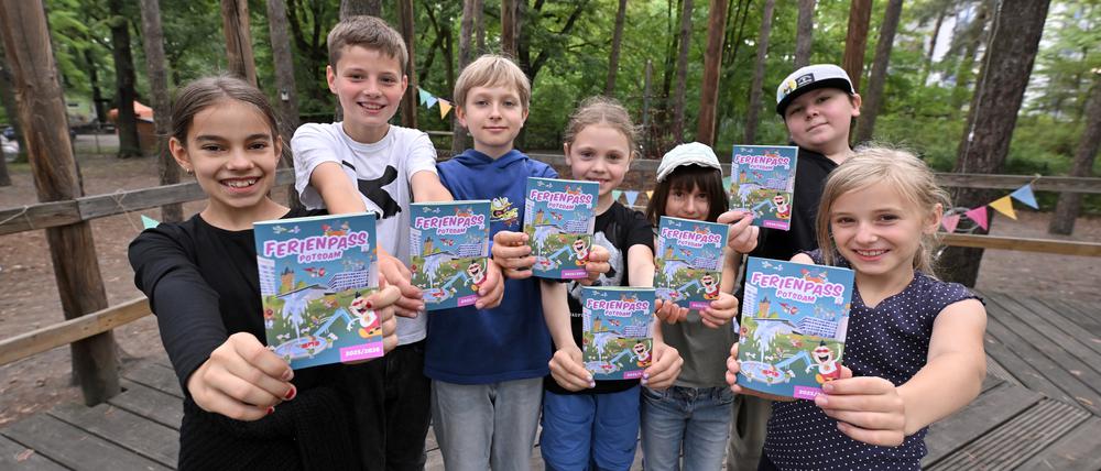 Ferienpässe für die Schüler und Schülerinnen der Waldstadt-Grundschule.
