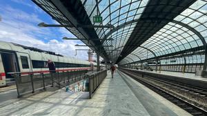 Hier halten die Fernzüge seit 1997: der heutige Bahnhof Spandau mit dem langen Bahnhofsdach aus Glas.