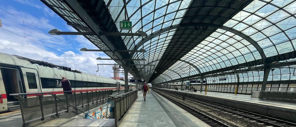 Hier halten die Fernzüge seit 1997: der heutige Bahnhof Spandau mit dem langen Bahnhofsdach aus Glas.