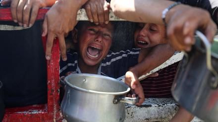 Verzweifelte palästinensische Kinder warten in Gaza an einer Essensausgabestelle. 