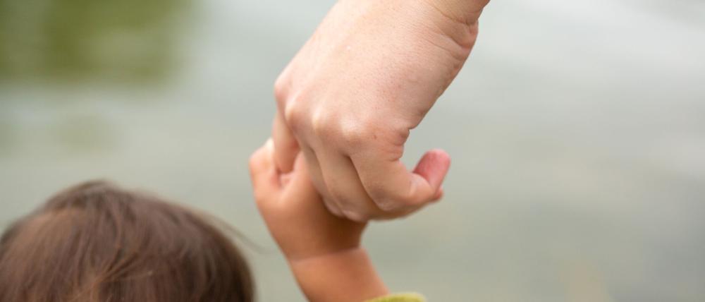 Die meisten Frauen sind bei Geburt ihres ersten Kindes in einer mehrjährigen Partnerschaft. (Symbolbild)
