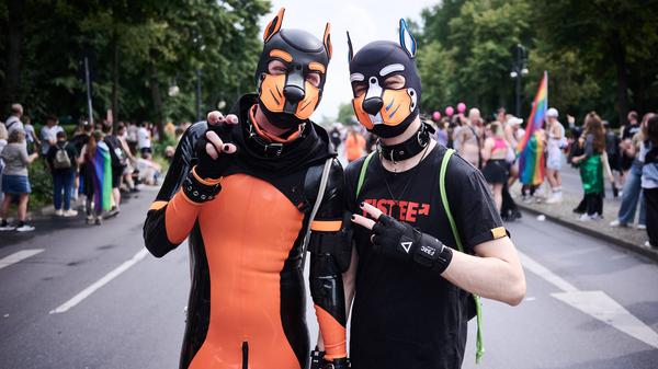 Beim Christopher Street Day sind Jahr für Jahr mehr Puppys mit dabei.  