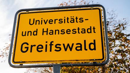 ARCHIV - 23.10.2023, Mecklenburg-Vorpommern, Greifswald: Das Ortsschild der Stadt Greifswald. (zu dpa: «Berliner Schüler bei Klassenfahrt rassistisch beleidigt») Foto: Stefan Sauer/dpa +++ dpa-Bildfunk +++