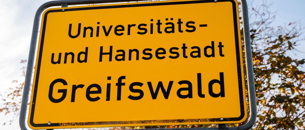 ARCHIV - 23.10.2023, Mecklenburg-Vorpommern, Greifswald: Das Ortsschild der Stadt Greifswald. (zu dpa: «Berliner Schüler bei Klassenfahrt rassistisch beleidigt») Foto: Stefan Sauer/dpa +++ dpa-Bildfunk +++
