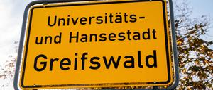 ARCHIV - 23.10.2023, Mecklenburg-Vorpommern, Greifswald: Das Ortsschild der Stadt Greifswald. (zu dpa: «Berliner Schüler bei Klassenfahrt rassistisch beleidigt») Foto: Stefan Sauer/dpa +++ dpa-Bildfunk +++