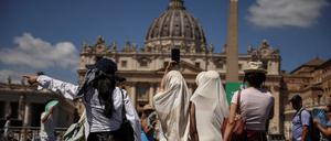 Touristen vor dem Petersdom in Rom