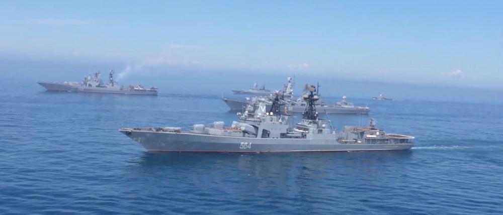 Eine Luftaufnahme zeigt russische Kriegsschiffe während großer Marineübungen, die von der russischen Marine durchgeführt werden, in diesem Standbild aus einem am 23. Juli 2025 veröffentlichten Video.