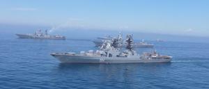 Eine Luftaufnahme zeigt russische Kriegsschiffe während großer Marineübungen, die von der russischen Marine durchgeführt werden, in diesem Standbild aus einem am 23. Juli 2025 veröffentlichten Video. 