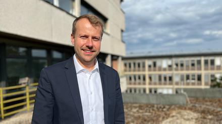 Patrick Steinhoff (CDU) ist seit Mai 2023 Stadtplanungsstadtrat in Steglitz-Zehlendorf. Im Juni 2025 übernahm er auch das Bildungsressort, nachdem Cerstin Richter-Kotowski (CDU) Berliner Kulturstaatssekretätin wurde. Auf dem Dach des Bauteils E des Rathauses Zehlendorf.
