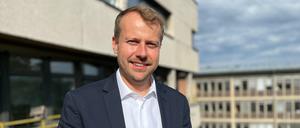 Patrick Steinhoff (CDU) ist seit Mai 2023 Stadtplanungsstadtrat in Steglitz-Zehlendorf. Im Juni 2025 übernahm er auch das Bildungsressort, nachdem Cerstin Richter-Kotowski (CDU) Berliner Kulturstaatssekretätin wurde. Auf dem Dach des Bauteils E des Rathauses Zehlendorf.