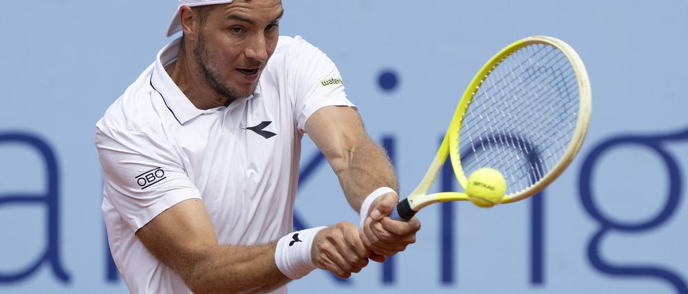 Jan-Lennard Struff gab in seinem Achtelfinale beim Tennis-Turnier in Kitzbühel nur vier Spiele ab. (Archivbild)
