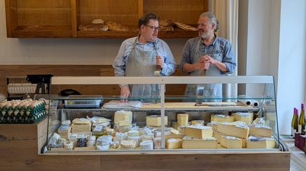 Fritz Lloyd Blomeyer (graue Haare, Zopf), der Gründer des Charlottenburger Käseladens Blomeyers Käse, mit Geschäftsführer Daniel Mayer.