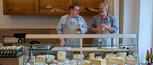 Fritz Lloyd Blomeyer (graue Haare, Zopf), der Gründer des Charlottenburger Käseladens Blomeyers Käse, mit Geschäftsführer Daniel Mayer.