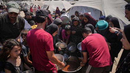  Berichten von UN-Organisationen zufolge hungern mittlerweile so gut wie alle Bewohner des Küstenstreifens. 