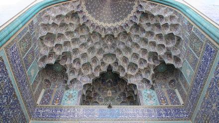 Muqarnas im Eingang der Königsmoschee von Isfahan, Iran. Diese spezielle Bauform ist ein Beispiel aus Braunes Handbuch, die er anschaulich erklärt. 