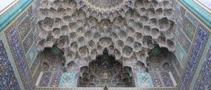 Muqarnas im Eingang der Königsmoschee von Isfahan, Iran. Diese spezielle Bauform ist ein Beispiel aus Braunes Handbuch, die er anschaulich erklärt. 