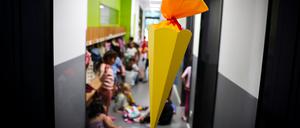 Eine kleine Schultüte hängt am Eingang zum Vorschulbereich in der Grundschule Wesperloh in Hamburg-Osdorf. 