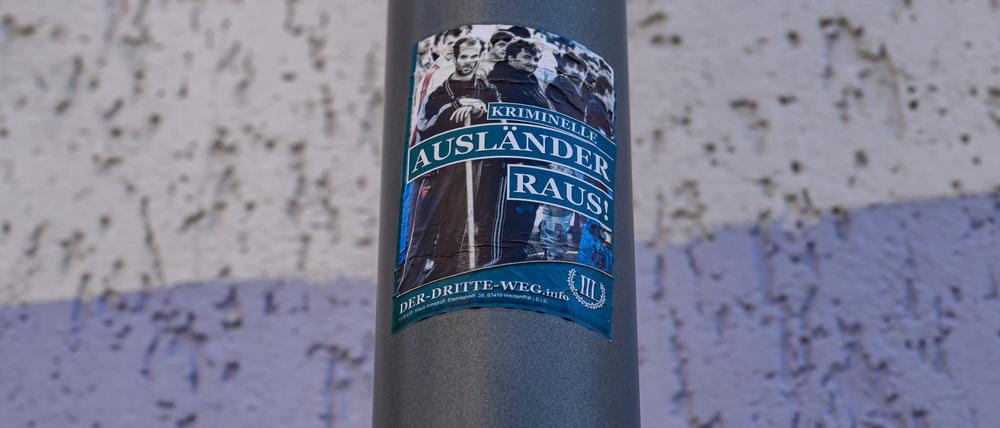 Aufkleber aus der rechtsextremistischen Szene kleben in Spremberg in der brandenburgischen Lausitz an Laternenmasten. 