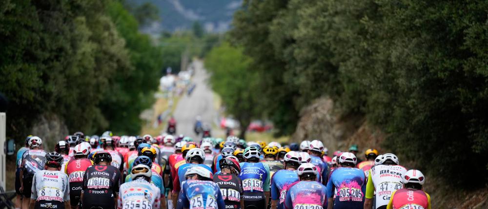 Die Fahrer auf der 17. Etappe der Tour de France auf dem Weg nach Valence. 