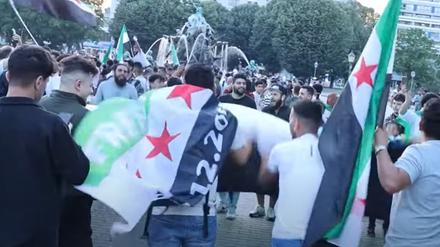 Teilnehmer der Kundgebung vor dem Roten Rathaus.