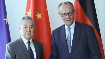 Chinas Außenminister Wang Yi mit Bundeskanzler Friedrich Merz am 4. Juli in Berlin.