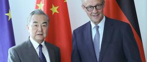 Chinas Außenminister Wang Yi mit Bundeskanzler Friedrich Merz am 4. Juli in Berlin.