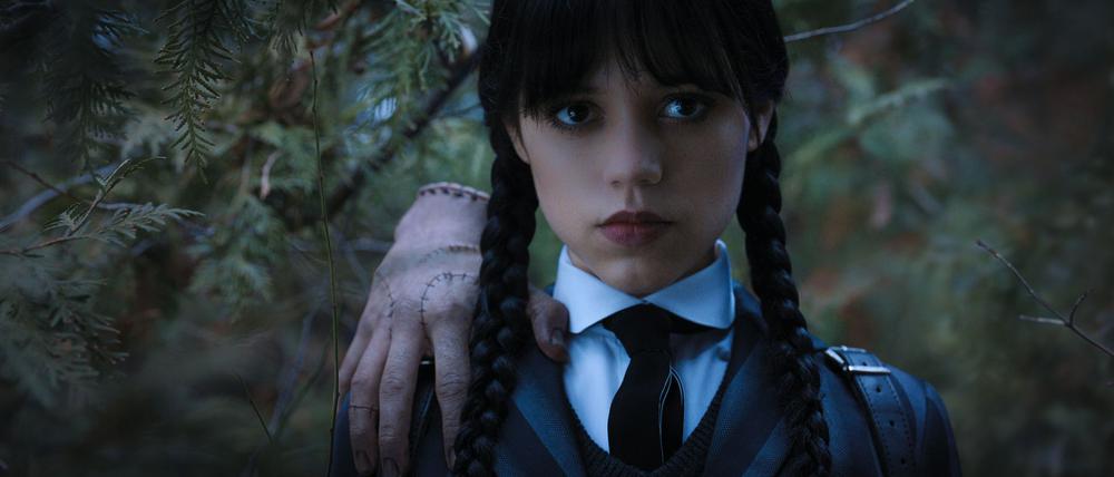 In der Serie studiert Wednesday Addams (Jenna Ortega) an der Nevermore-Akademie und entdeckt dort ihre Superkräfte.