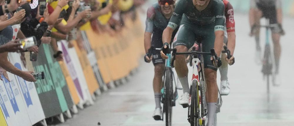 Der Italiener Jonathan Milan gewinnt den Sprint in Valence.