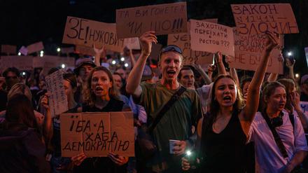In der Ukraine führte ein neues Gesetz, das die Unabhängigkeit von Antikorruptionsbehörden beschränkt, zu landesweiten Protesten. 