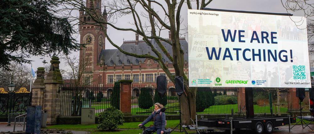 „We are Watching!“ ist auf einem Plakat vor dem Internationalen Gerichtshof zu lesen: Das höchste UN-Gericht hat sich mit Klimaschutz befasst. (Archivbild)
