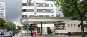 In der einstigen Tankstelle der denkmalgeschützten Holtzendorff-Garagen in Charlottenburg hat das Bistro „Schell“ eröffnet.